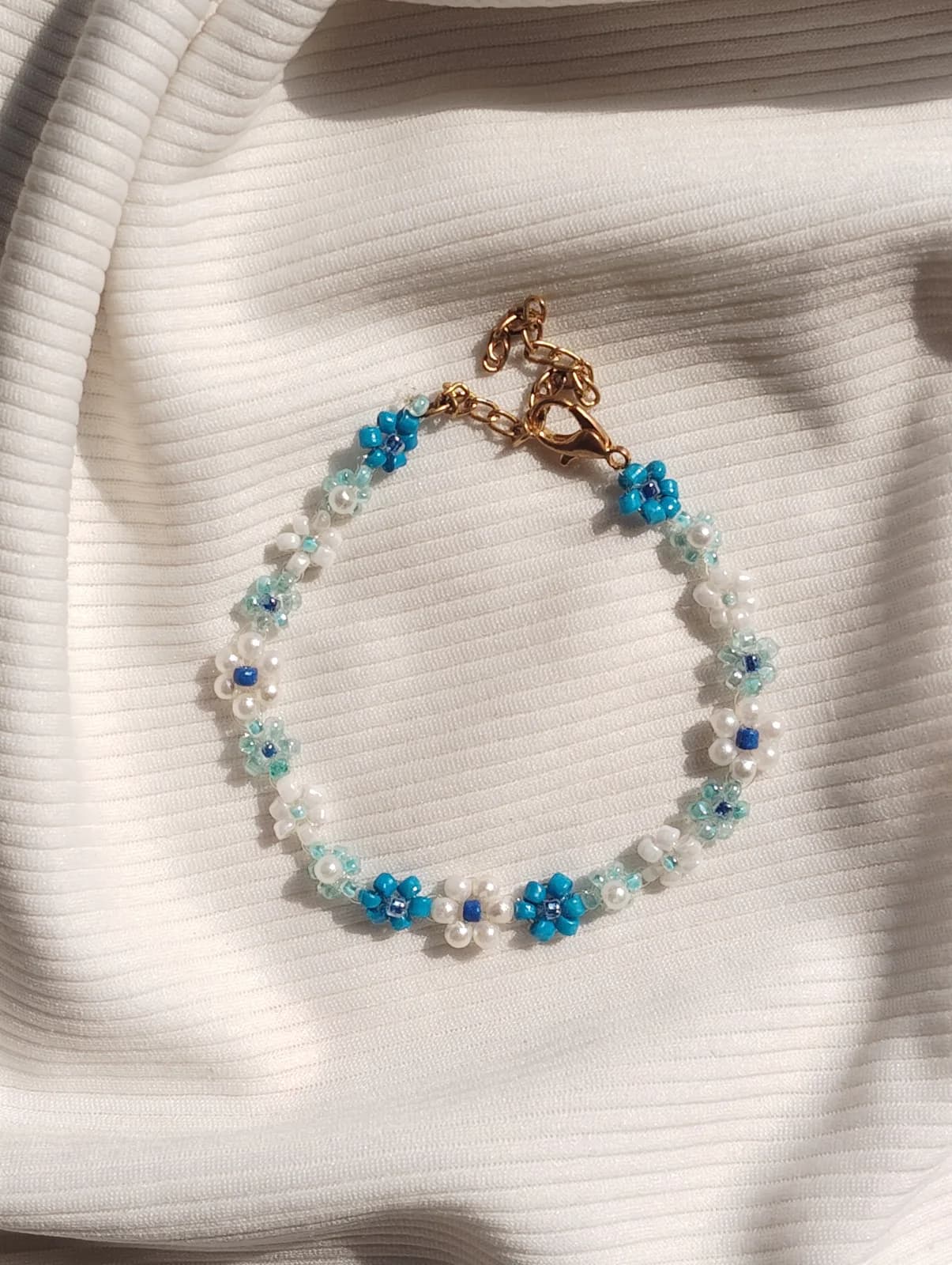 OCEAN BLUE HANDMADE DAISY BRACELET